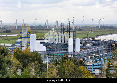 Ineos impianto chimico a Weston Point, Runcorn, con la Frodsham wind farm su Frodsham paludi in background. Foto Stock