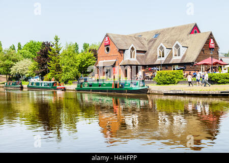 Toby Inn carvery Inn pubblica accanto alla Trent e Mersey canal lato. Etruria, Stoke on Trent, Staffordshire Inghilterra. Foto Stock