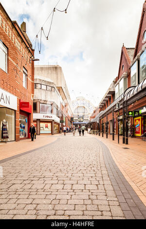 Vacanze a piedi lungo Church Street, Blackpool, Lancashire, Inghilterra. Foto Stock