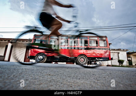 Cuba Bus & bicicletta su strada Foto Stock