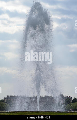 Una fontana di fronte il Palazzo di Hampton Court Foto Stock