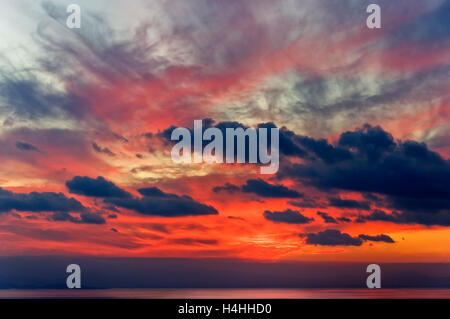 Rosso del cielo della sera al di sopra del Golfo Pagasitc, Tessaglia, Grecia Foto Stock