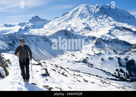 Il Parco Nazionale del Monte Rainier, Washington: Uomo trekking lungo il Monte Fremont Lookout Trail vicino a Sunrise. Foto Stock