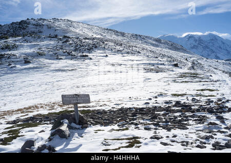 Il Parco Nazionale del Monte Rainier, Washington: Segno lungo North Burroughs sentiero di montagna mette in guardia contro camminando sul prato. In d Foto Stock