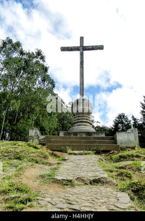 Antigua Guatemala - Giugno 16, 2011:Cerro de la Cruz è un religioso croce di pietra di un monumento posto dove è possibile si affacciano sulla città o Foto Stock