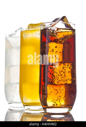 Occhiali con cola aranciata e limonata con cubetti di ghiaccio e di riflessione su sfondo bianco Foto Stock