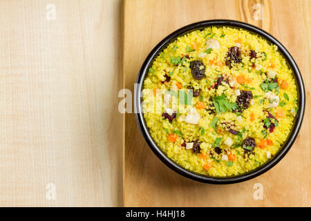 Couscous vegetariano in un pot nero su un tavolo di legno Foto Stock