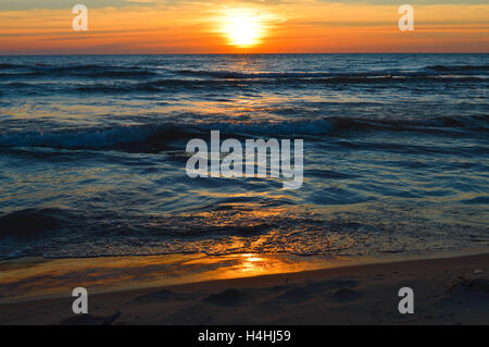 Brillante alba sulle acque del Lago Huron al molo di Oscoda, Michigan Foto Stock