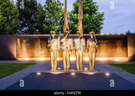 United States Air Force Memorial Guardia d'onore al crepuscolo, Arlington, Virginia Foto Stock