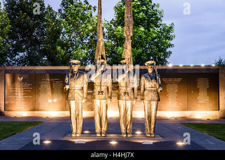 United States Air Force Memorial Guardia d'onore al crepuscolo, Arlington, Virginia Foto Stock
