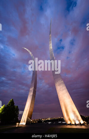 Nuvole di tempesta tropicale Hermine, United States Air Force Memorial al crepuscolo, Arlington, Virginia Foto Stock