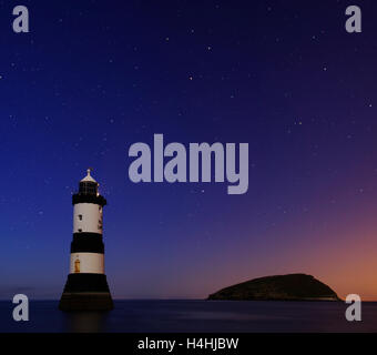 Penmon Lighthouse e Puffin Island, di notte Foto Stock