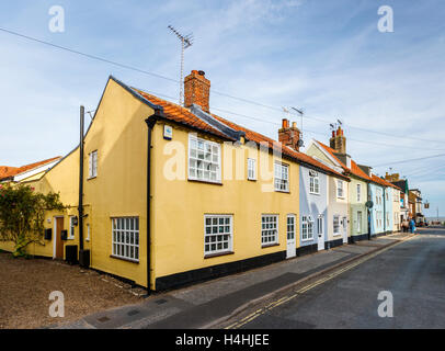 Fila di piuttosto tipico color pastello casette a schiera in Southwold, Waveney District, Suffolk, East Anglia, REGNO UNITO Foto Stock