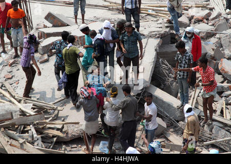 Popolo del Bangladesh si riuniscono come soccorritori look per i superstiti e vittime in corrispondenza del sito di Rana Plaza edificio è crollato in Savar, Foto Stock