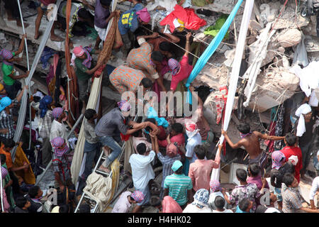 Popolo del Bangladesh si riuniscono come soccorritori look per i superstiti e vittime in corrispondenza del sito di Rana Plaza edificio è crollato in Savar, Foto Stock