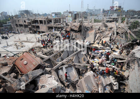 Popolo del Bangladesh si riuniscono come soccorritori look per i superstiti e vittime in corrispondenza del sito di Rana Plaza edificio è crollato in Savar, Foto Stock