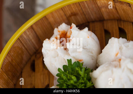 Vaporizzato Chinese bun o saipao rosso ripiene di carne di maiale stagionatura decorate nizza nel sistema di cottura a vapore locale di bambù Foto Stock