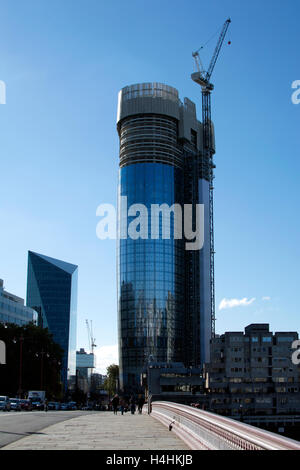 Uno Blackfriars edificio in costruzione visto da di Blackfriars Bridge di Londra, Regno Unito Foto Stock