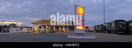 Shell stazione di servizio, servizi Keele M6, West Midlands, Inghilterra, Regno Unito al tramonto - panorama Foto Stock