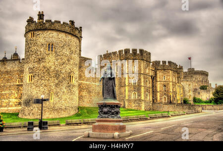 Statua della regina Victoria di fronte al Castello di Windsor - Inghilterra Foto Stock