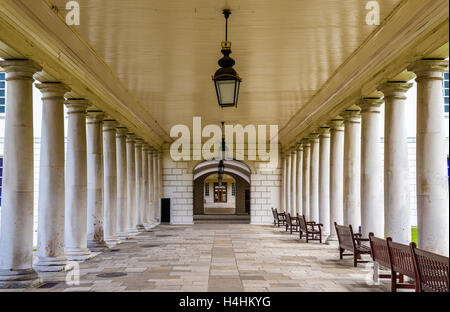 Colonnato nel National Maritime Museum di Greenwich, Inghilterra Foto Stock