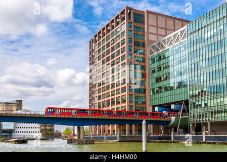 Docklands Light Railway in Canary Wharf quartiere degli affari di Lon Foto Stock