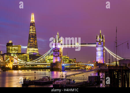 Vista del Tower Bridge di sera - Londra Foto Stock