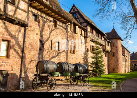 Carro con barilotti a Riquewihr - Alsazia, Francia Foto Stock