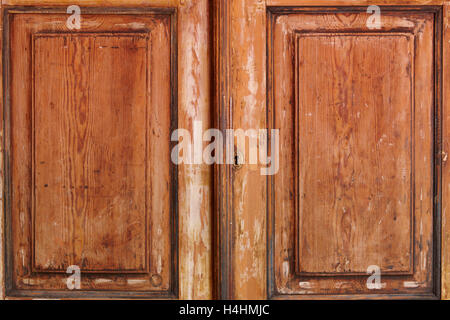 Antico e spreco di armadio in legno Porte con serratura metallica. Posizione orizzontale Foto Stock