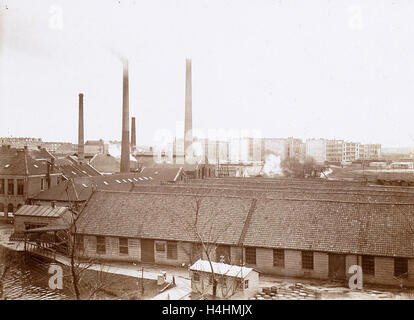 Esterno degli edifici in fabbrica con camini in primo piano in botti di legno, anonimo, c. 1900 - c. 1910 Foto Stock