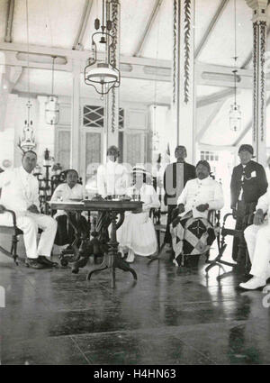 Gruppo di Java in interno del reggente di Wonosobo, business, anonimo, 1900-1920, Indonesia Foto Stock