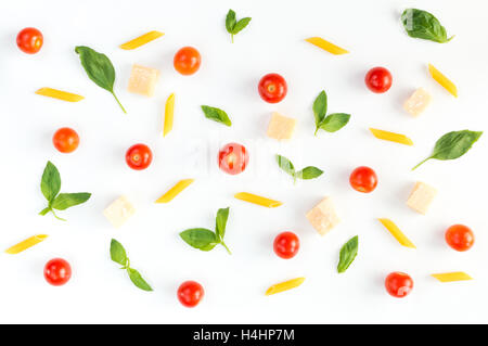 Il cibo italiano pattern con pomodori rossi, pasta, basilico foglie, formaggio, isolati su sfondo bianco Foto Stock