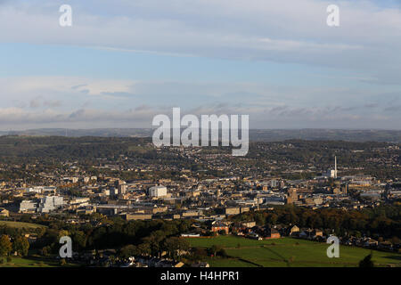 La vista su Huddersfield Town Center dalla cima della collina del castello nel West Yorkshire. Foto Stock