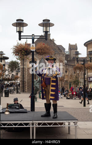 Town criers prendendo parte al National Town Criers concorrenza in Hastings, il Priory, East Sussex Foto Stock