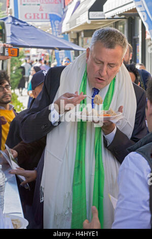 Sindaco di New York City Bill de Blasio mangiare gnocchi in Jackson Heights, Queens, NY in occasione di una visita a promuovere la registrazione degli elettori. Foto Stock