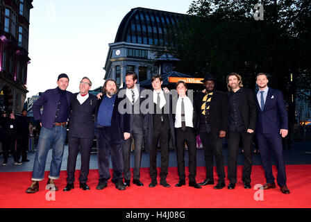 Enzo Cilenti (da sinistra a destra), Michael Smiley, Ben Wheatley, Armie Hammer, Sam Riley, Cillian Murphy, Babou Ceesay, Sharlto Copley e Jack Reynor frequentando il sessantesimo London Film Festival la chiusura notturna di screening di gala del fuoco libera di Odeon Leicester Square, Londra. Foto Stock