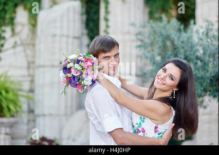Coppia giovane camminare e abbracciando nel parco Foto Stock