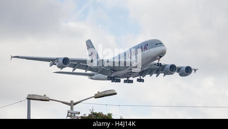 Qatar Airways Airbus A380 Super Jumbo A7-APF venuta in terra a Londra Heathrow Airport LHR Foto Stock