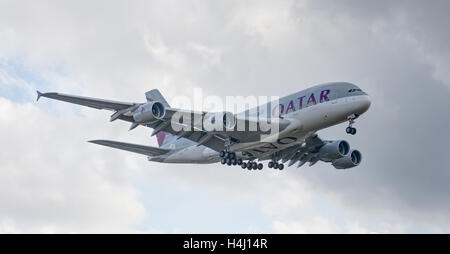 Qatar Airways Airbus A380 Super Jumbo A7-APF venuta in terra a Londra Heathrow Airport LHR Foto Stock