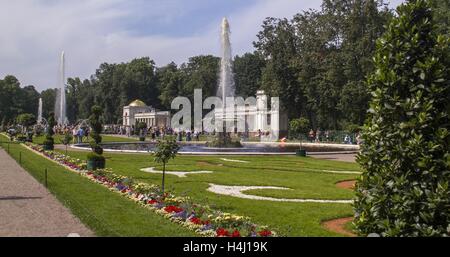 PETERHOF, RUSSIA - Luglio 25, 2016: fontane e parcheggiare in città di Peterhof, nei dintorni di San Pietroburgo, Russia. Foto Stock