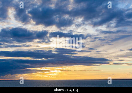 Bella incandescente tramonto dorato della Baia di Port Phillip acque in Melbourne, Australia Foto Stock