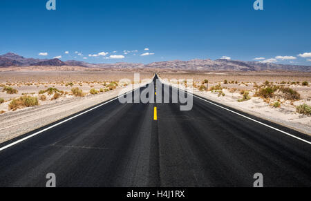 Vuota lunga strada che corre attraverso Panamint Valley nel Parco Nazionale della Valle della Morte, California Foto Stock