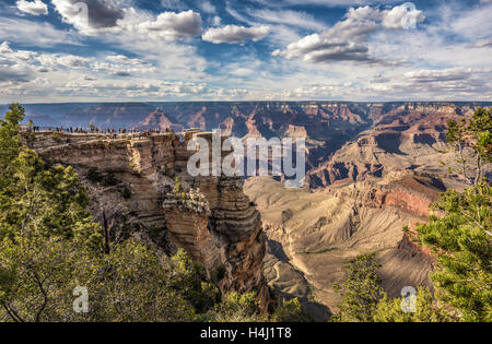 I turisti alla ricerca di paesaggi skyline del Parco Nazionale del Grand Canyon dal punto di vista di nome 'MAntonio punto". Foto Stock