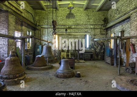 Vista dell'interno del negozio in fabbrica per la produzione di campane di ortodossi in Russia Foto Stock