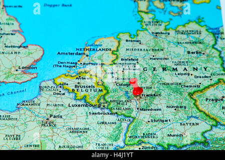 Francoforte, Germania imperniata su una mappa dell'Europa. Foto Stock