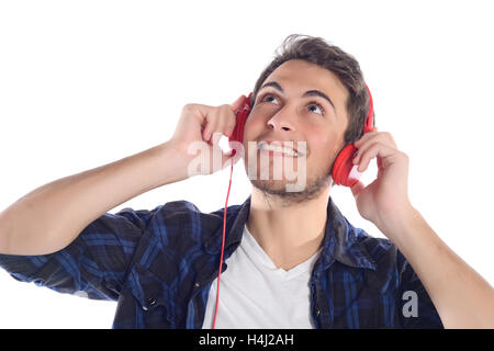 Ritratto di giovane uomo latino ascoltando musica. Isolato sullo sfondo bianco. Foto Stock