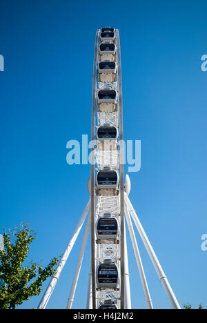 Il Clifton Hill Skywheel sul lato Canadese delle Cascate del Niagara torri 175 metri ed è il più grande ruota di osservazione in Canada. Foto Stock