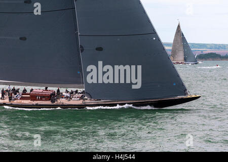 J-Class yacht 'Rainbow' (H2) maneouvring prima della partenza di Gara 2 della classe J Solent regata, Luglio 2012 Foto Stock