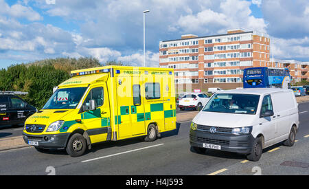 Ambulanza NHS del Regno Unito su una chiamata che sorprende il traffico per raggiungere un'emergenza. Ambulanza UK ambulanza su chiamata. Mercedes Benz Sprinter 519 CDI dal 2010. Foto Stock