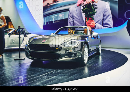 Parigi, Francia - 29 Settembre 2016: 2016 Fiat 124 Spider presentato il Motor Show di Parigi a Porte de Versailles Foto Stock